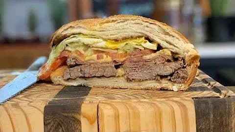 Chivito uruguayo