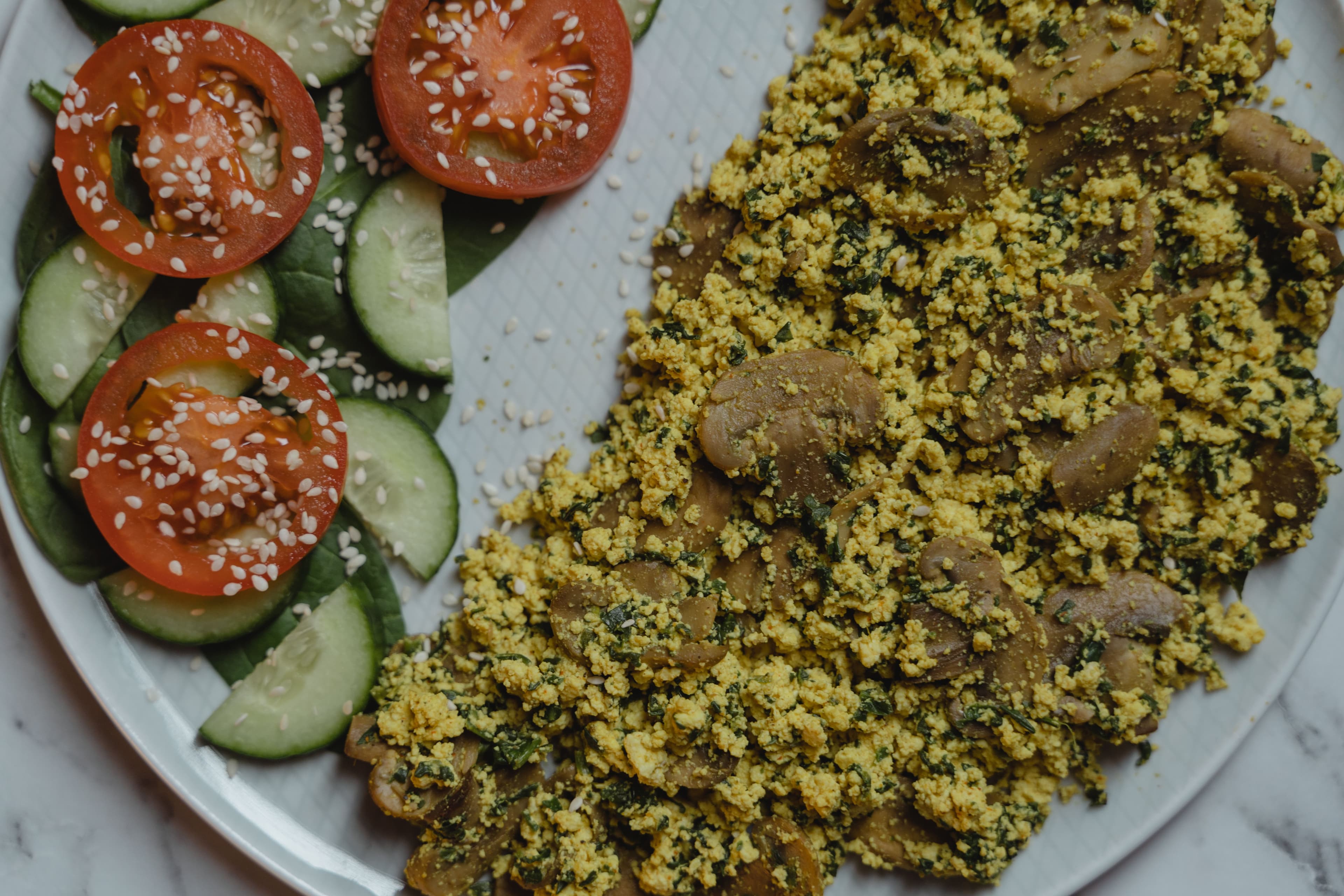 Scrambled tofu with rocket