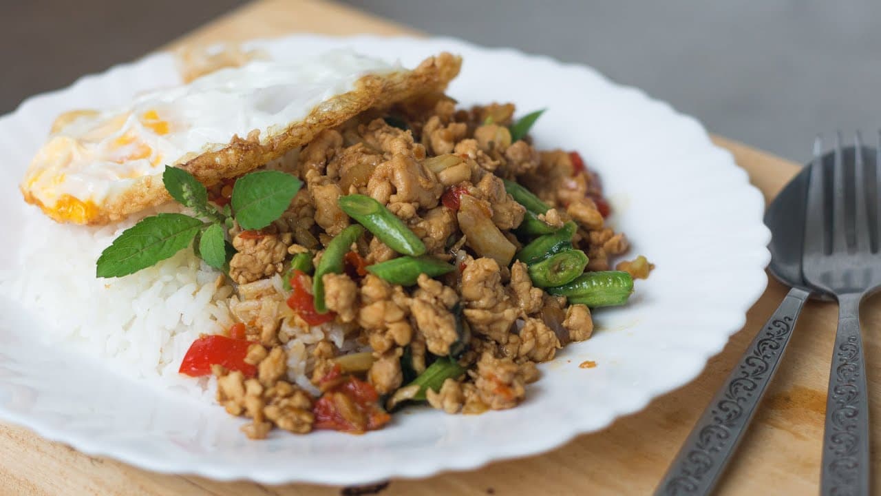 Stir-fried chicken with chillies and basil